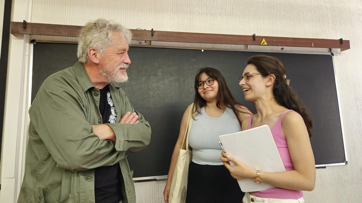 Manuel Rivas con dúas alumnas do curso despois dunha conferencia.