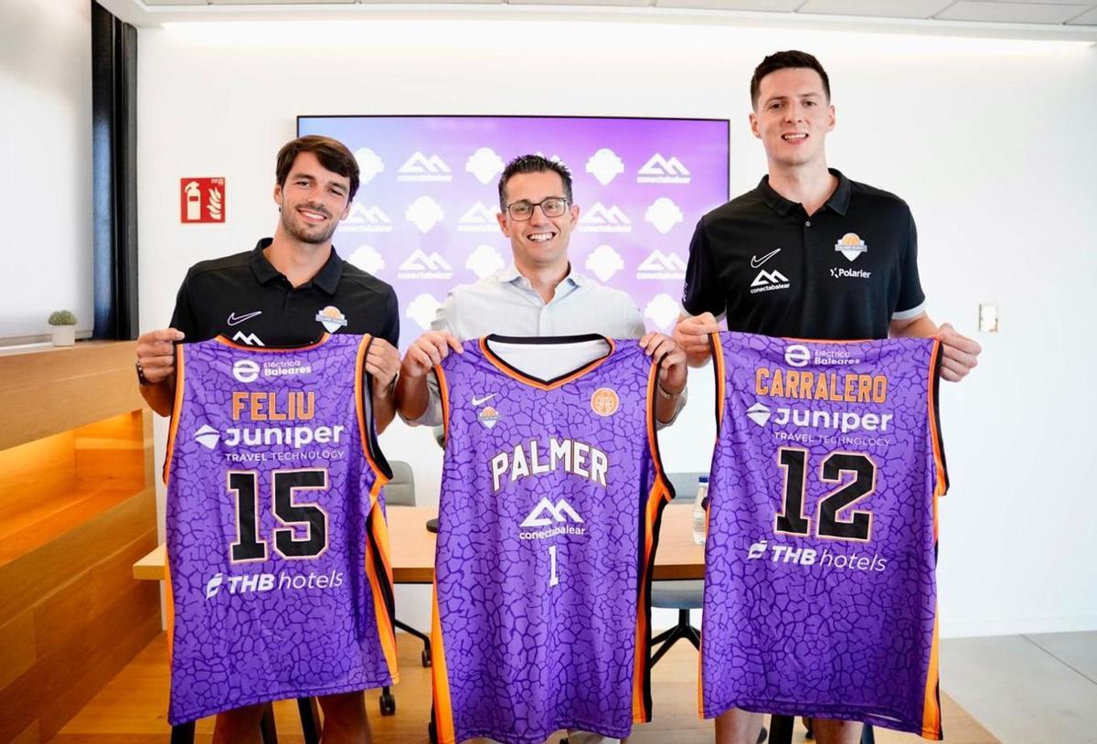 Jesús Carralero, Sebastià Riera y Joan Feliu, con la segunda equipación del Palmer Basket.