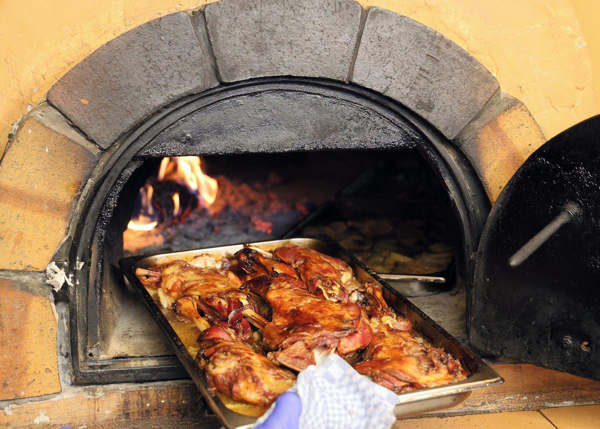 Ternasco asado en horno leña de La Cazuela