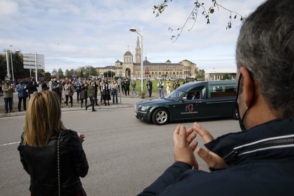 Más de mil personas despiden al hostelero gijonés Floro Gordillo con una cadena humana.