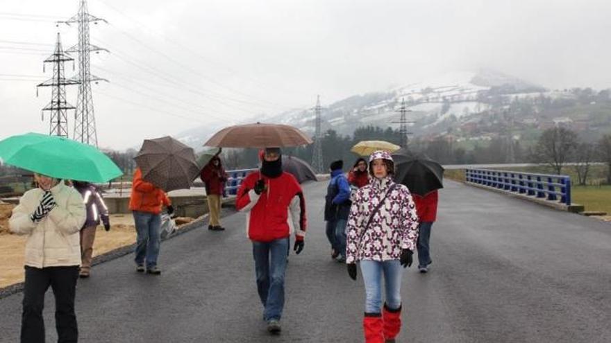 El grupo a su paso por Porciles.