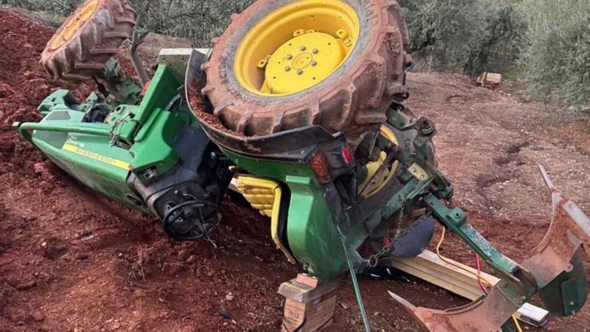 Estado en el que ha quedado el tractor implicado en el accidente mortal ocurrido en una finca de Coín, donde un hombre de 74 años perdió la vida tras el vuelco del vehículo.