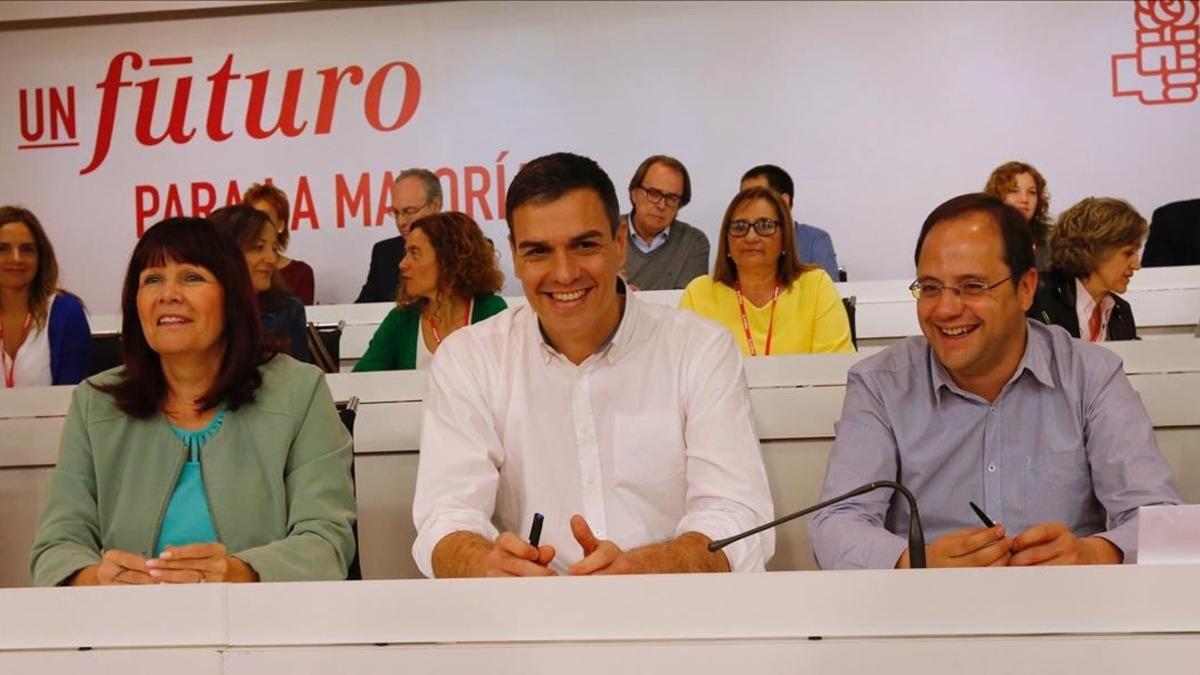Pedro Sánchez, junto a la presidenta del PSOE, Micaela Navarro, y el secretario de Organización, César Luena, este sábado durante el comité federal del partido.