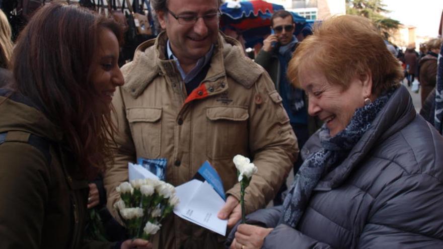 Imatge d&#039;Andrea Levy repartint clavells blancs al mercat de la Font