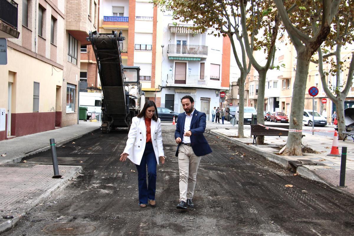 La teniente de alcalde del Grau, Estetr Giner, junto al concejal de Urbanismo, Sergio Toledo, en los trabajos de la plaza Virgen del Carmen del distrito marítimo.