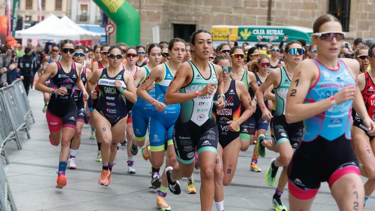 Un momento de una prueba deportiva femenina  del Campeonato de España de duatlón el año pasado, en el centro de Avilés.  | MARA VILLAMUZA