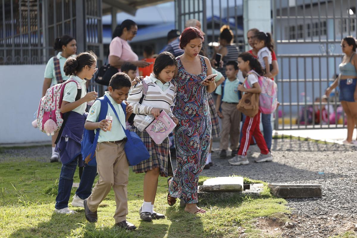 Estudiantes desalojan la escuela República de Costa Rica tras un sismo este lunes en La Chorrera (Panamá). Estudiantes desalojan la escuela República de Costa Rica tras un sismo este lunes en La Chorrera (Panamá).