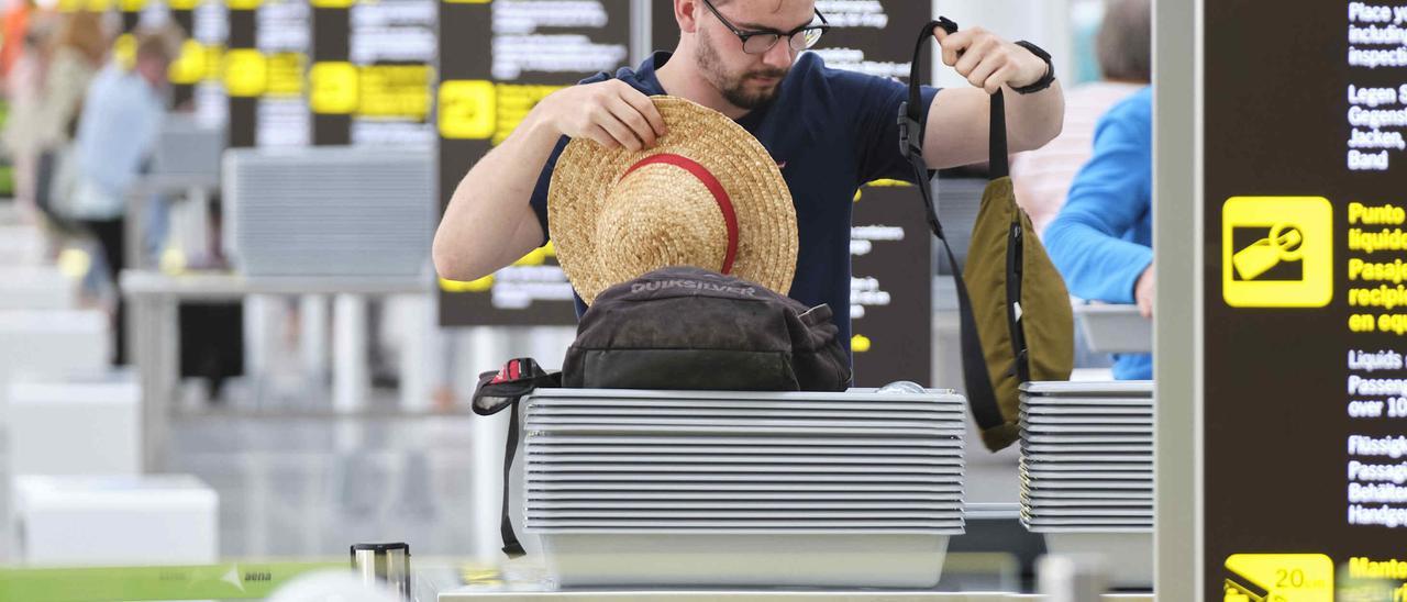 Un pasajero pasa el control de seguridad en el aeropuerto de Tenerife Sur.