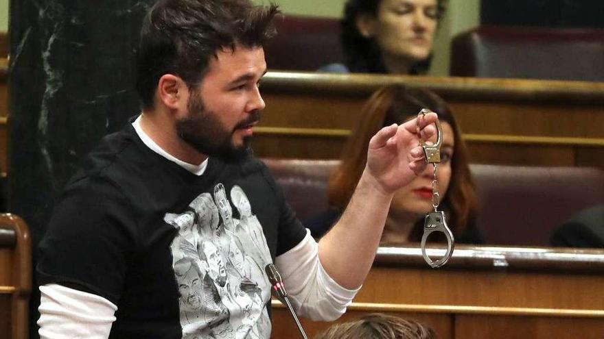 El diputado de ERC Gabriel Rufián muestra unas esposas en la sesión de control del Congreso. // Efe