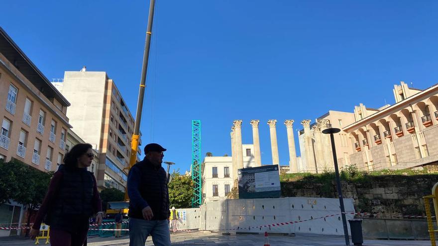 Comienza la instalación de la grúa para la reforma del templo romano de Claudio Marcelo