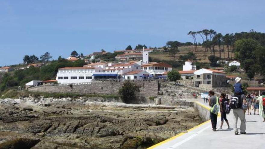 Vista de la zona de O Curro, encima del muelle de la isla de Ons.  // FdV