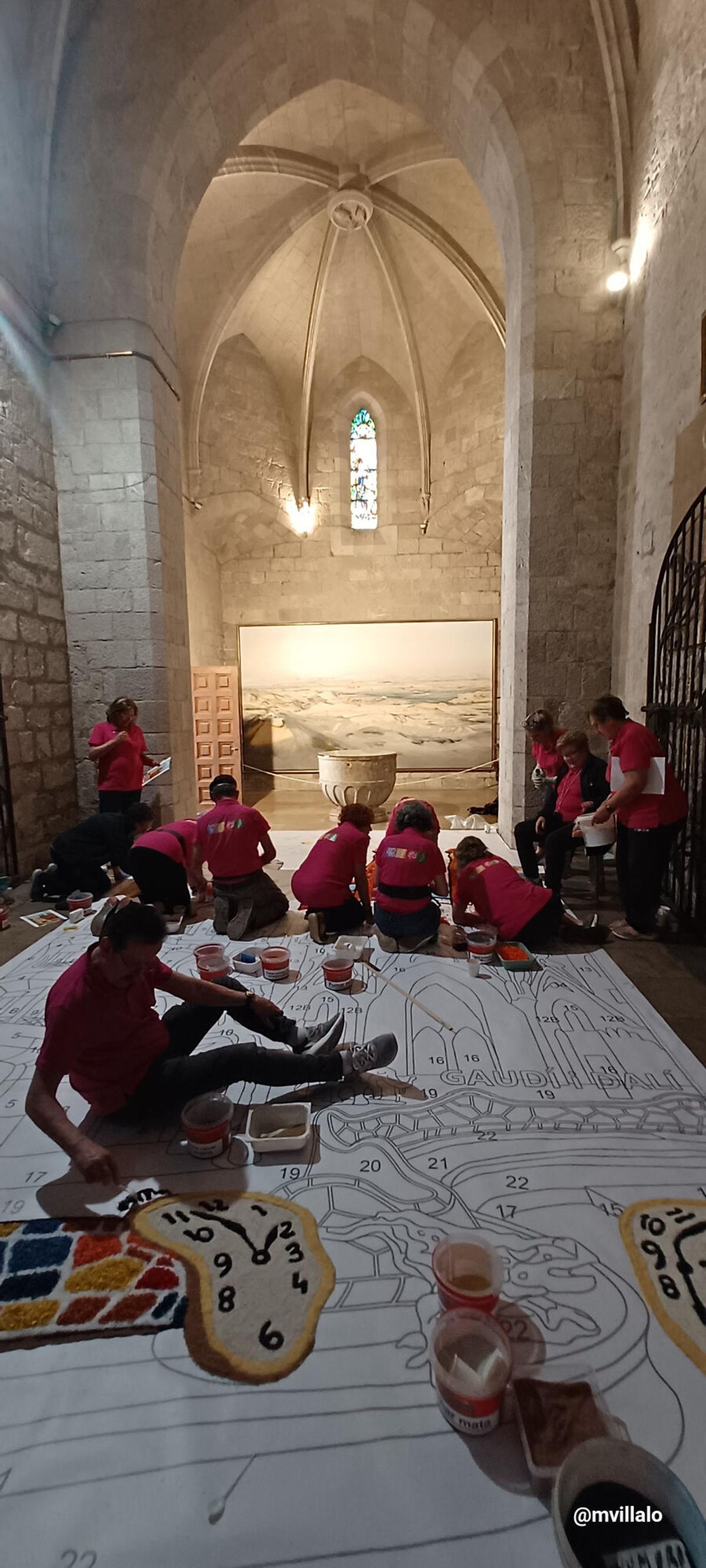 Les imatges del procés d'elaboració de la catifa floral 'El Somni de Gaudí a l'Església de Sant Pere de Figueres.