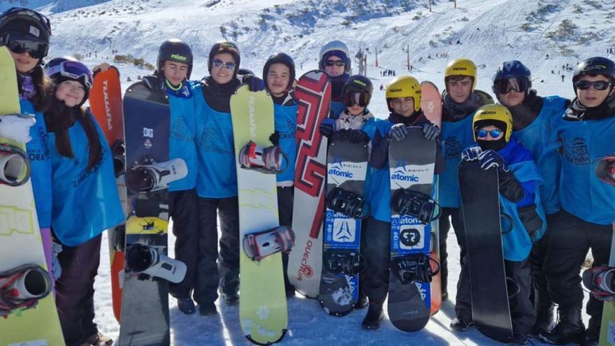 Alumnos del Amor de Dios posan tras una actividad en la nieve. | Cedida