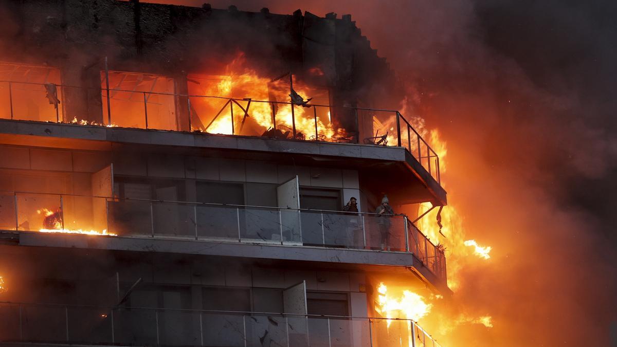 Imagen del incendio del edificio de Campanar.