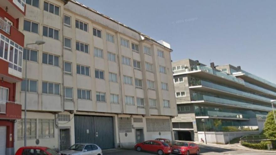 Edificio a subasta en la Avenida República Arxentina, en Sada. |   // L.O.