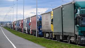 Cola de camiones hacia la frontera con Ucrania