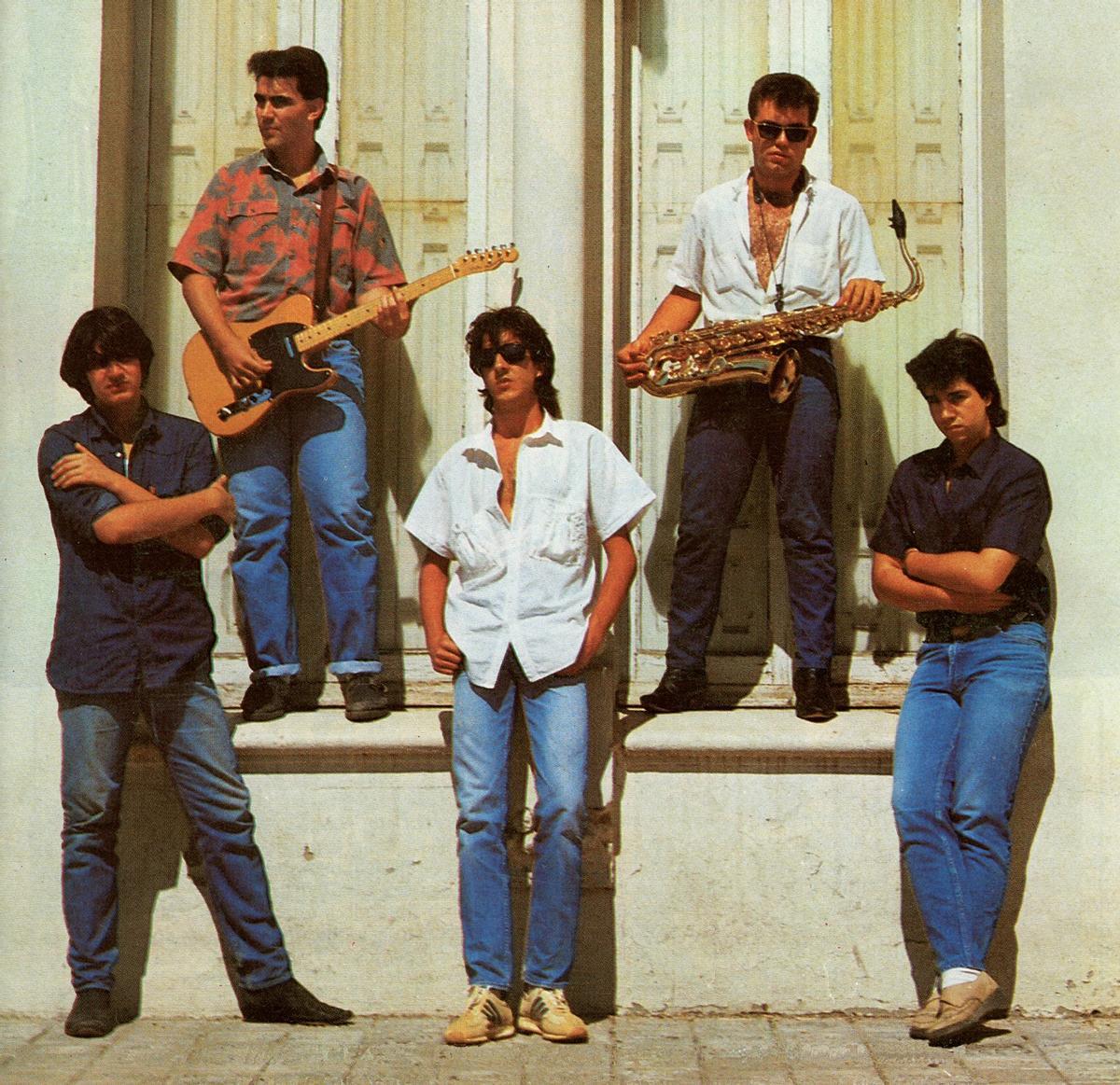 La banda oscense Mestizos, en los años 80 en el casino de Huesca.