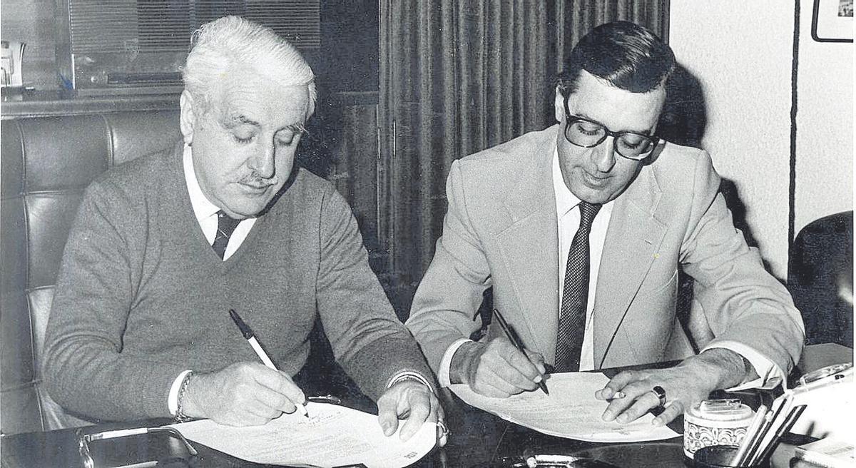 Junta de accionistas de PECSA, con Ángel Pérez Ponz en la presidencia (años 80).