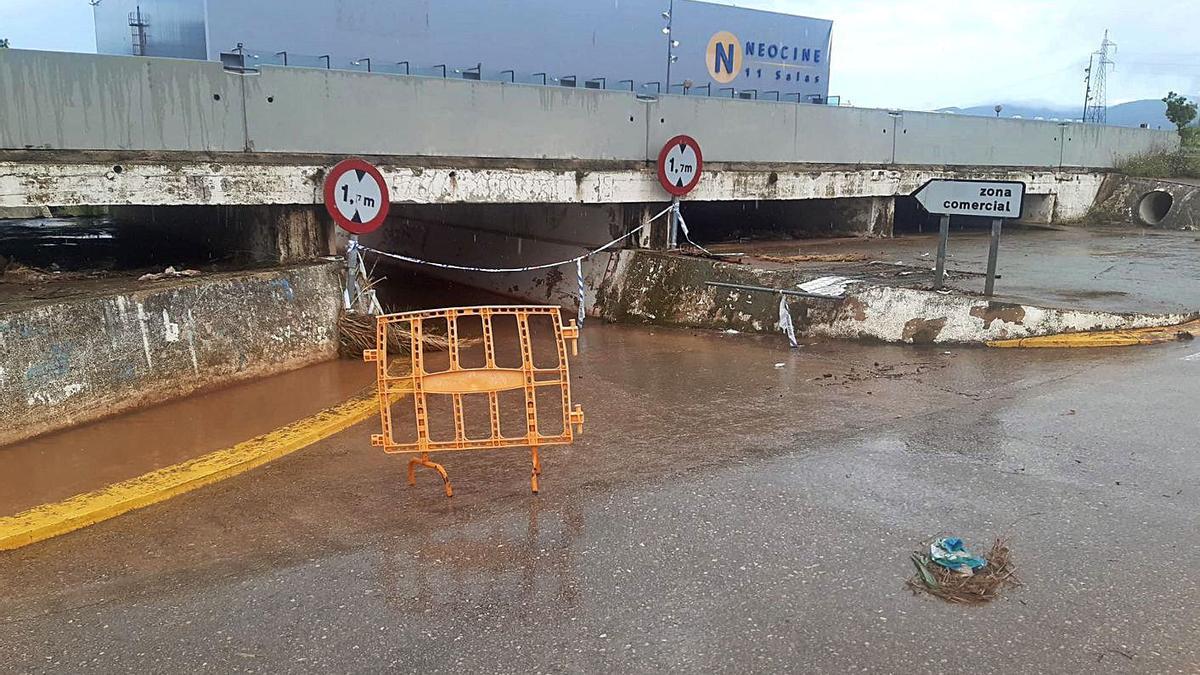 Les fortes pluges van obligar a tancar l’accés al centre comercial de Benicarló. | LEVANTE-EMV
