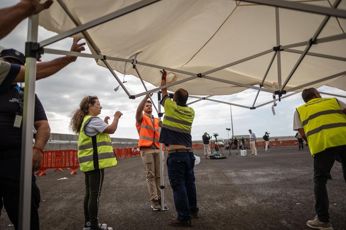 Preparativos en el puerto de Granadilla, en el sur de Tenerife, ante la llegada del crucero 'Hondius', afectado por hantavirus