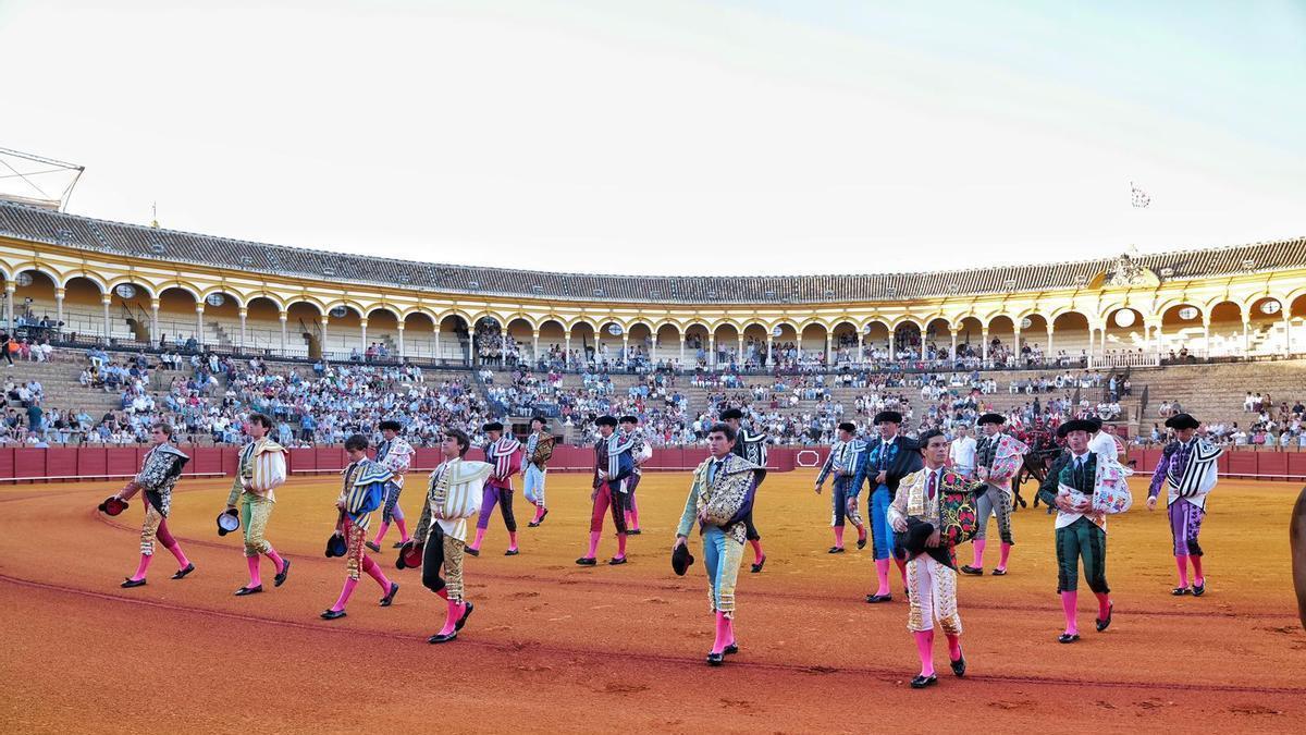 Paseíllo de la primera novillada del ciclo de promoción de la Maestranza 2026