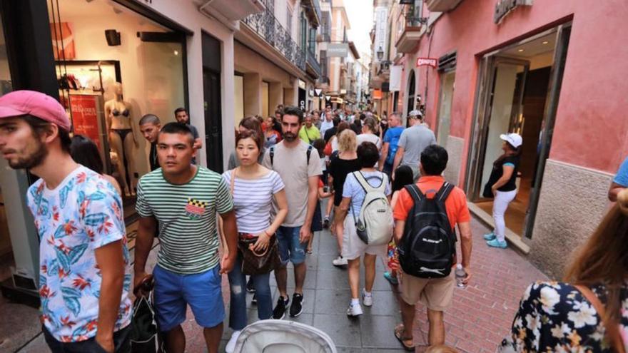El Ayuntamiento de Palma propone frenar la entrada de turistas a la ciudad y la prohibición del alquiler turístico en todo tipo de vivienda