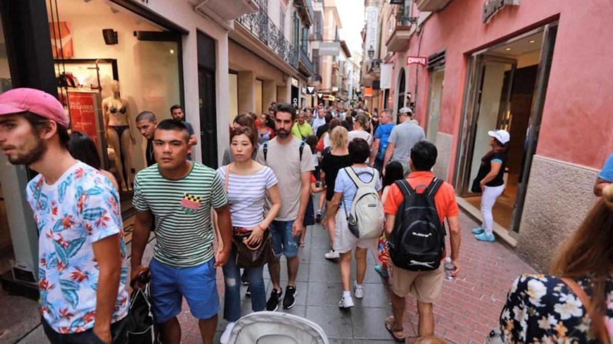 Turistas recorren en masa la calle Sant Miquel de Palma.