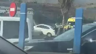 Un coche queda empotrado en un acceso de la TF1