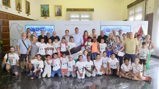 Zaragoza recibe a los 22 saharauis que disfrutarán del verano en la capital: "El vínculo que se crea es muy importante"
