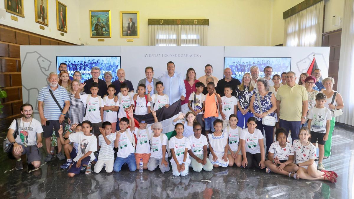 Los 22 niños saharaguis y sus familias en el ayuntamiento de Zaragoza