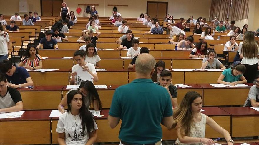 Alumnos hacen los exámenes de Selectividad en la Universidad de Málaga.