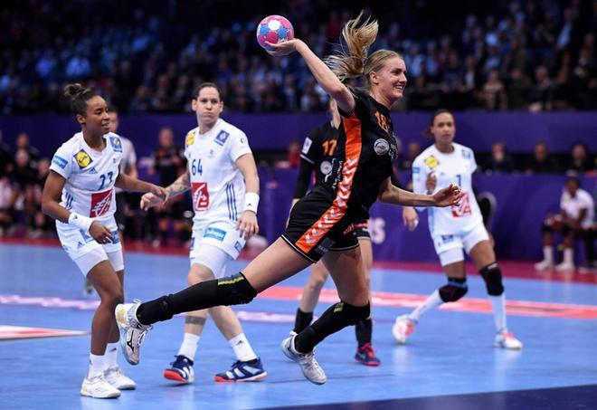 Kelly Dulfer marca durante el partido de semifinales del Campeonato Europa Femenino de Balonmano entre Holanda y Francia en el AccorHotels Arena en Paris