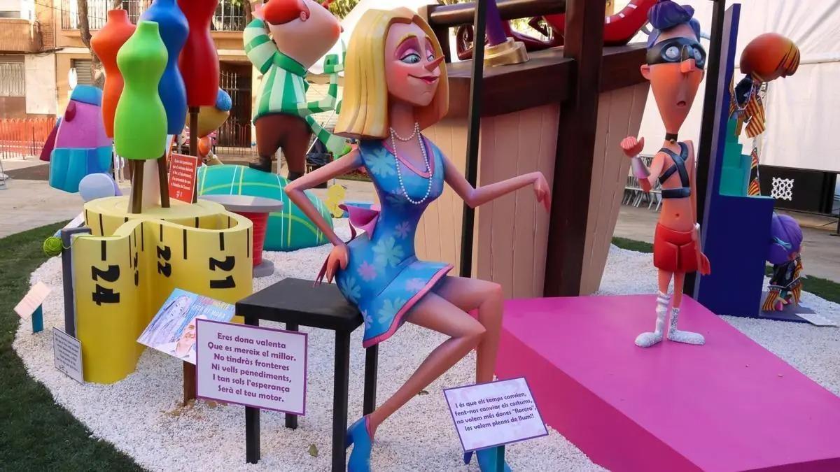 Una de los ninots que destaca el cambio de rol de la mujer en la sociedad y que Vox considera que no debe ser premiado.