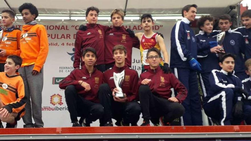 El equipo cadete del Vino de Toro Caja Rural que se proclamó campeón de Castilla y León en Valladolid.