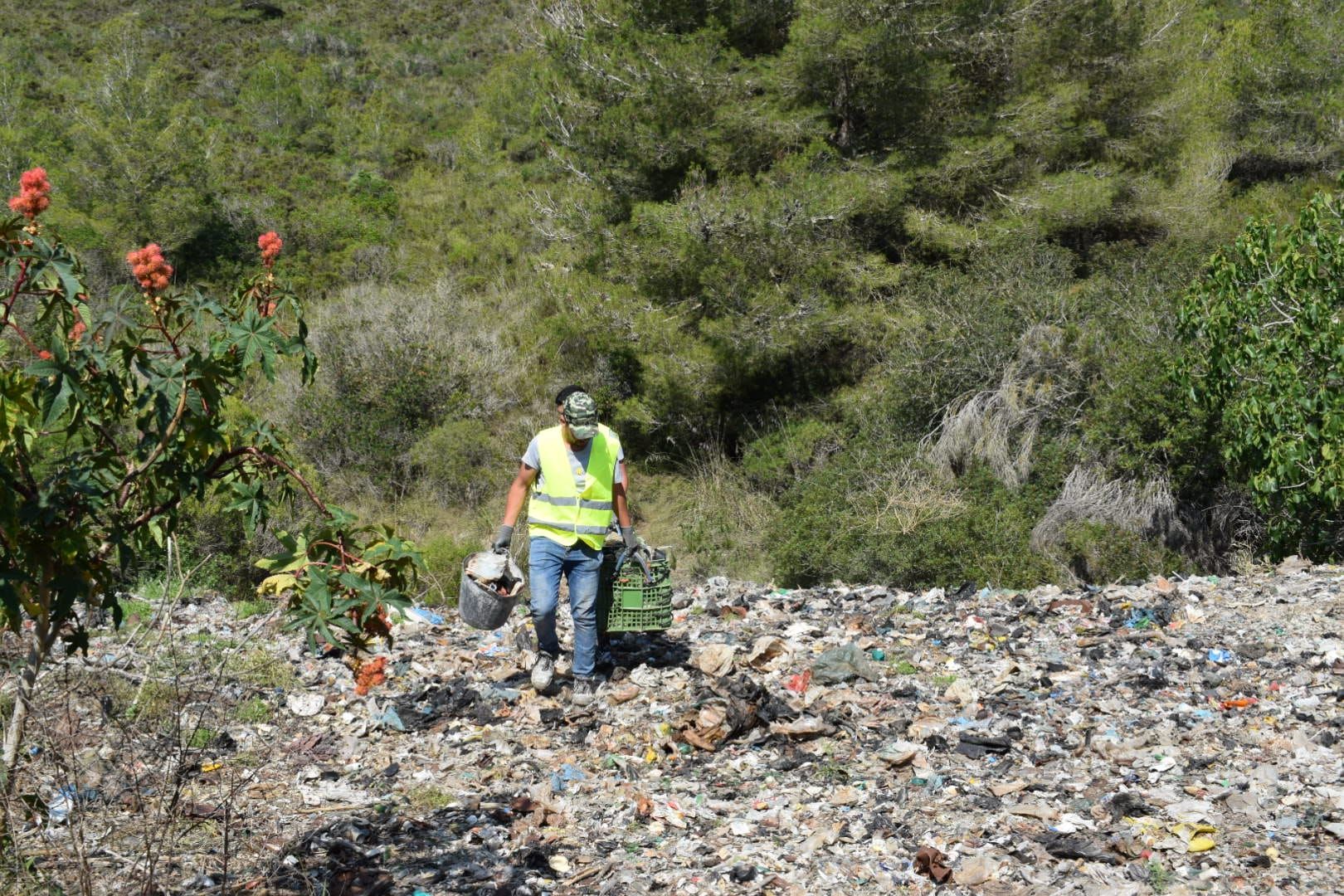 El ayuntamiento de Felanitx recoge veinte toneladas de basura en el vertedero ilegal