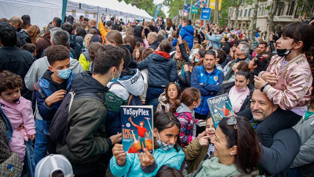 Sant Jordi Aglomeració davant la carpa del YouTuber ‘Yo soy plex’ a passeig de gracia