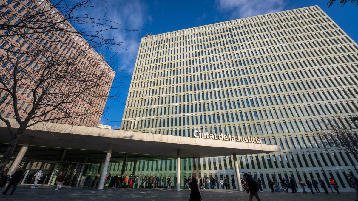 El Supremo rebaja la pena a una secretaria judicial que dictó un auto para ocultar a su jueza sus sanciones por un ciclomotor