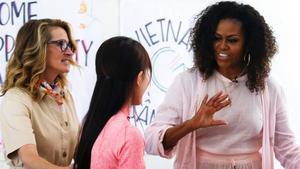 Julia Roberts y Michelle Obama en el instituto Can Giuoc de Vietnam.