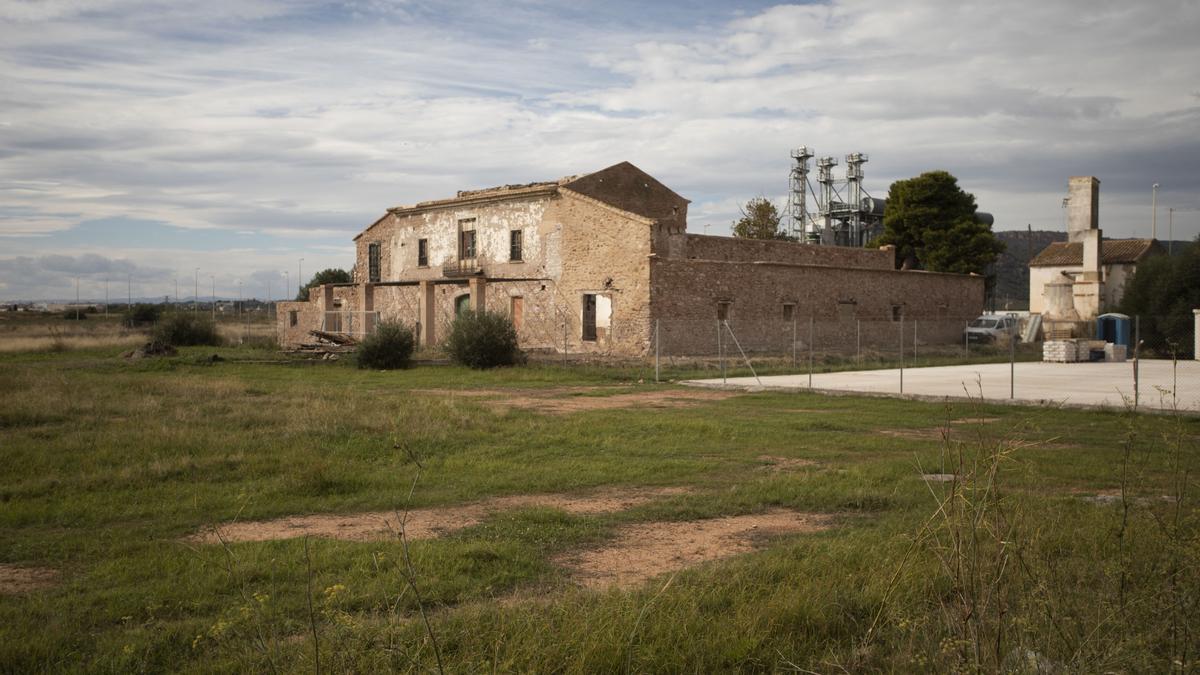 Solar junto a la Alquería de l’Advocat donde está previsto el centro de FP.