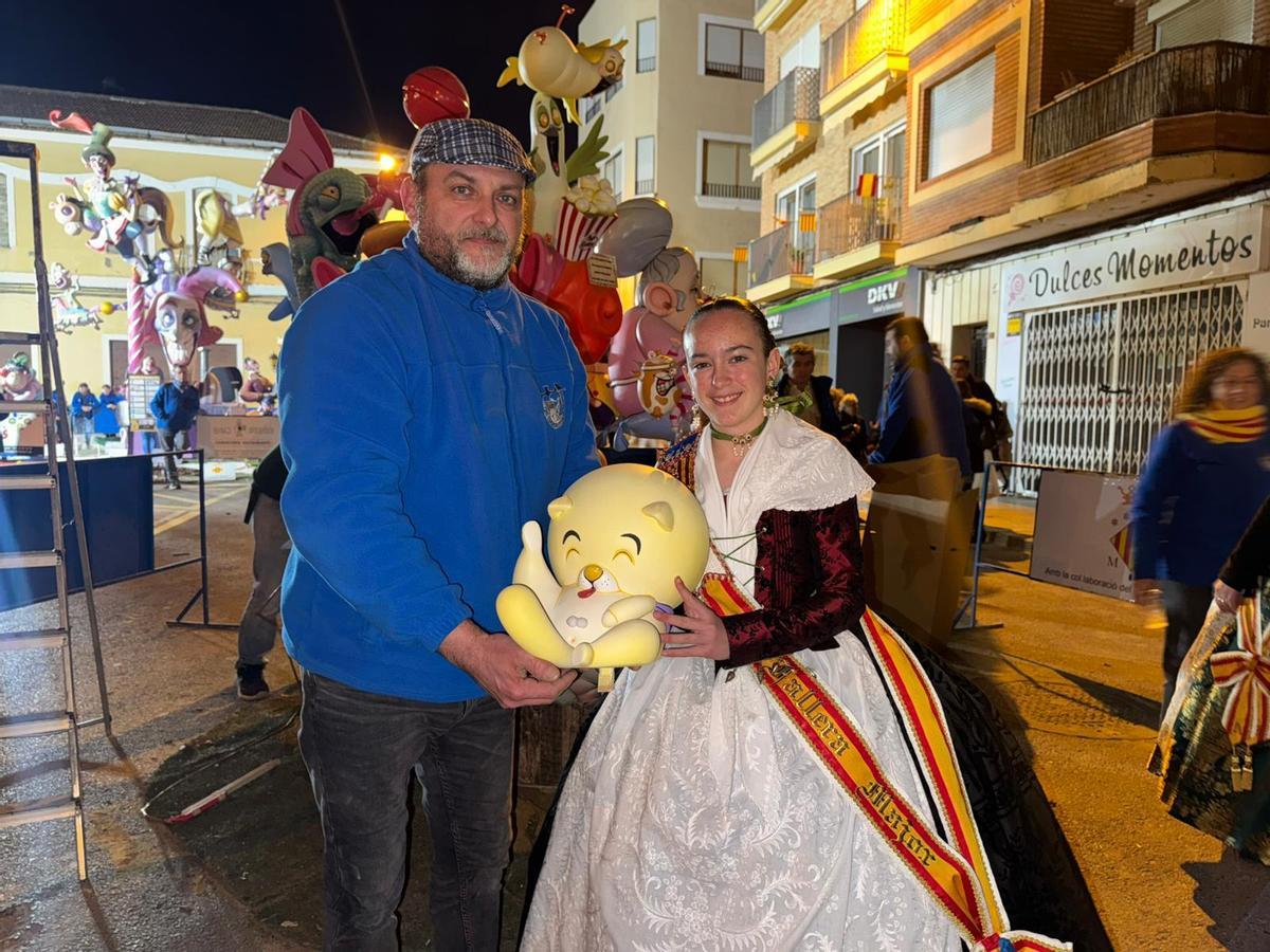 La fallera mayor de Luis Cendoya, con el ninot que se quedará.