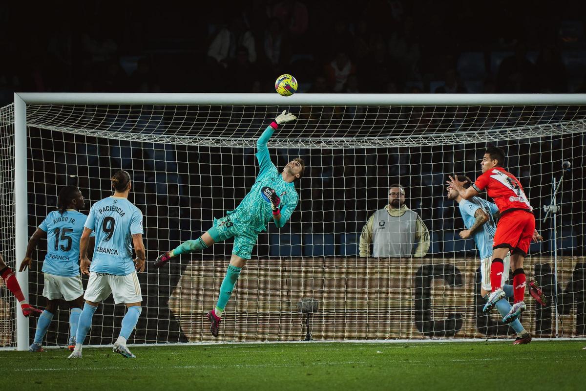 Iván hace una estirada durante el partido ante el Rayo.