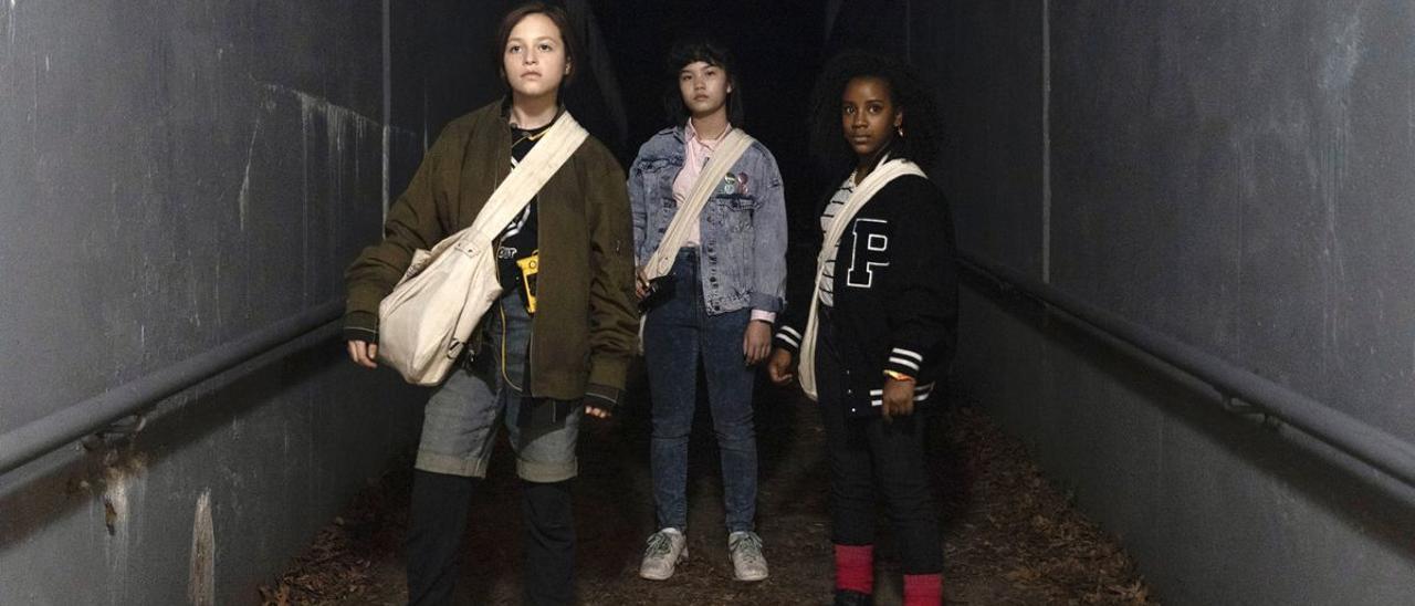 Sofia Rosinsky (Mac), Riley Lai Nelet (Erin) y Camryn Jones (Tiffany) en ’Paper girls’.