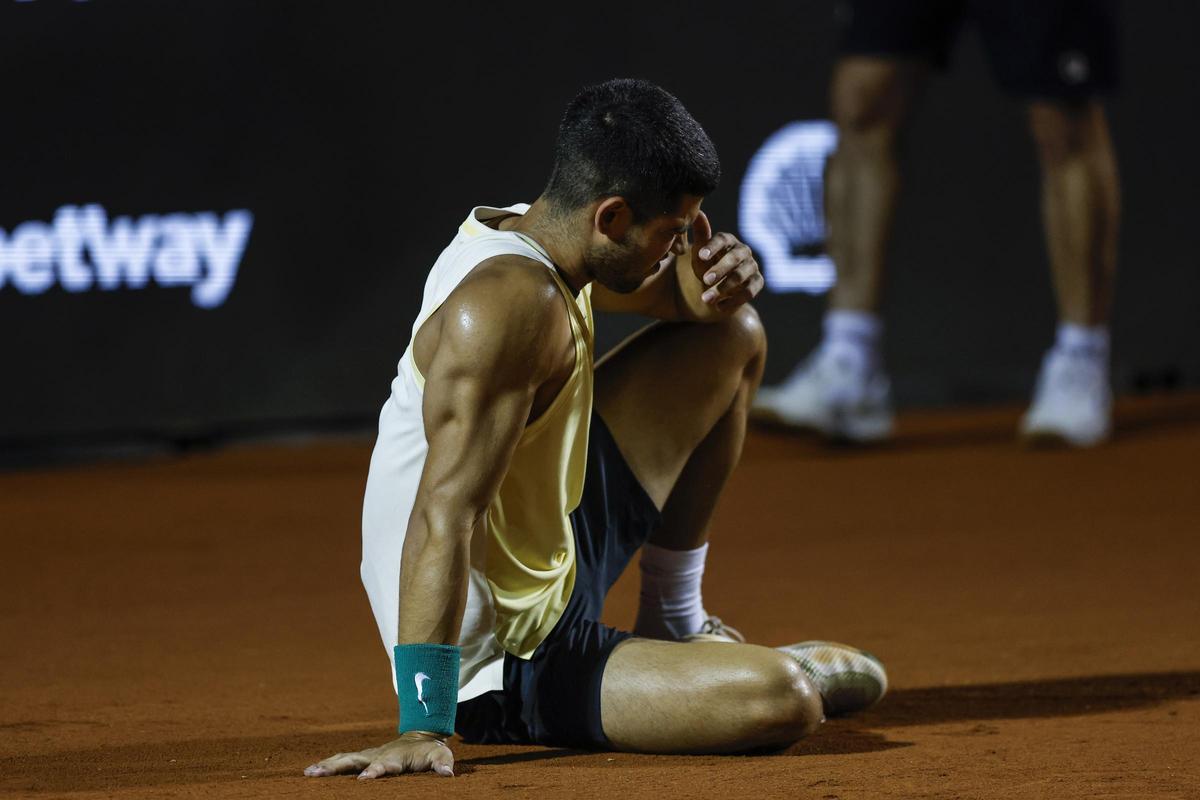 Carlos Alcaraz, en el suelo, en el momento de sufrir la lesión en el Abierto de Río de Janeiro