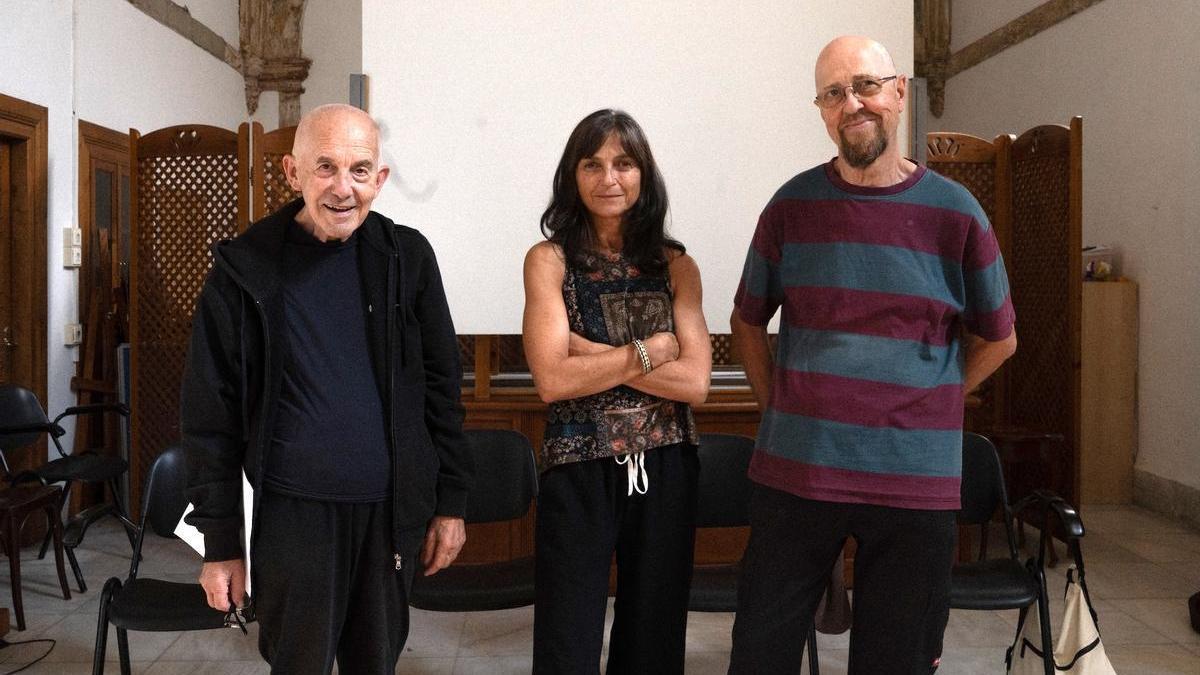 Por la izquierda, Etelvino Vázquez, Cristina Samaniego y Antonio Sarrio, en la inauguración de los encuentros en El Prial.