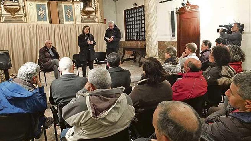 Ensenyat y Garrido explican la zonificación a los vecinos de Sóller.