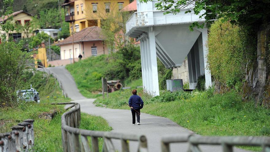 EL PSOE apuesta por la recuperación de la Senda Verde de Turón, descatalogada por su abandono