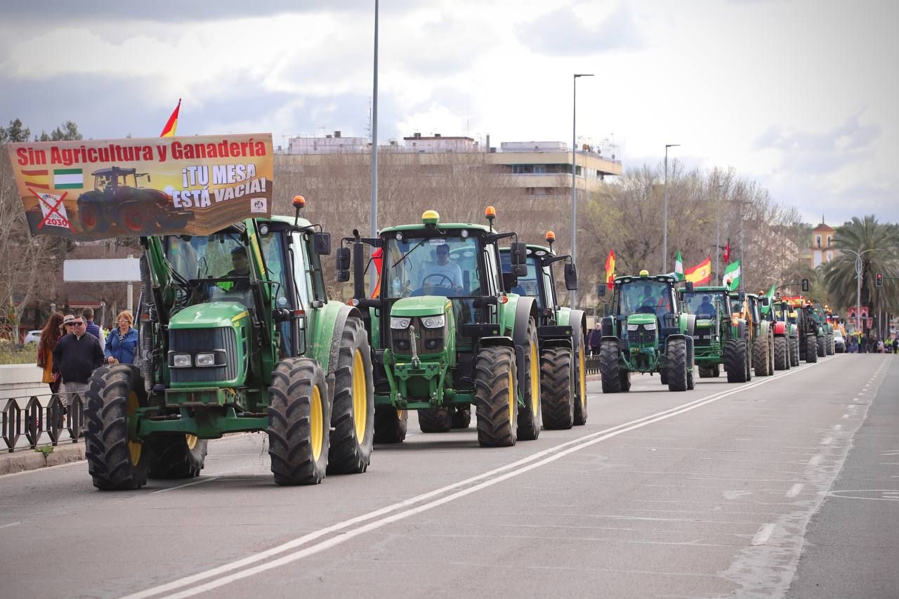 Una tractorada entra en la capital cordobesa para exigir mejoras en el campo