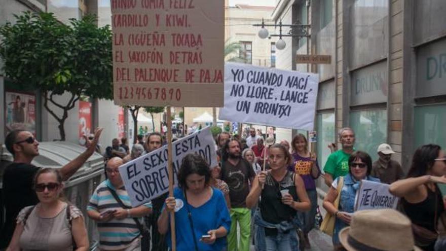 Participantes portando lemas de Manuel Maciá.