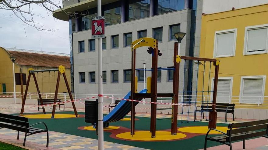 La Policía Local de Petrer vuelve a balizar los juegos infantiles de la ciudad