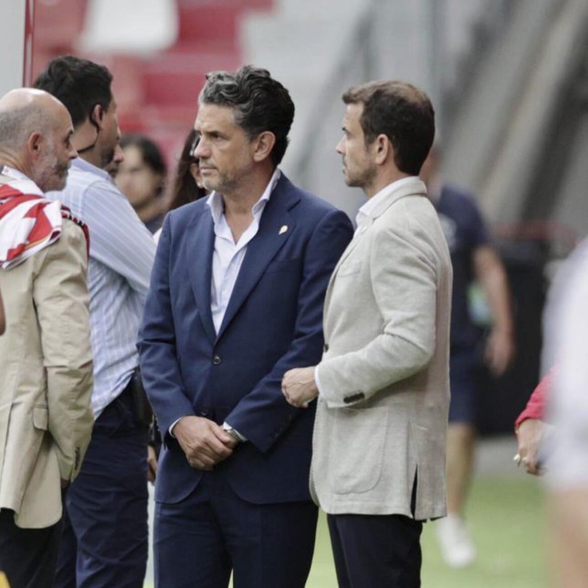 Arriba, José Luis Capitán, Capi, junto a su familia, ante Laura Kalb, segunda por la izquierda y Joaquín Alonso. Junto a estas líneas, José Riestra, en el centro, junto al alcalde de Riosa, Roberto Álvarez, y vecinos del concejo que participaron en el rodaje de la campaña de abonados. | IRMA COLLÍN